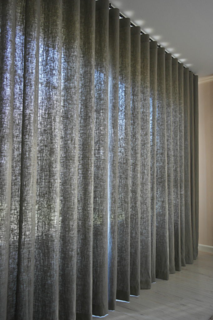 Deze afbeelding heeft een leeg alt-attribuut; de bestandsnaam is wavegordijn-wakamba-op-railroede-683x1024.jpg